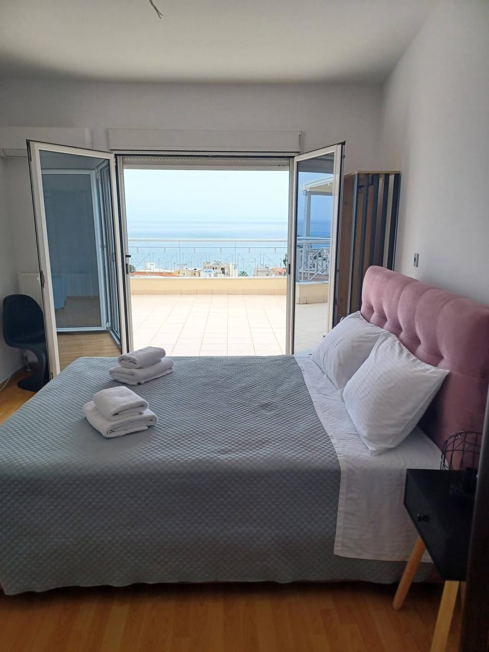 Bed, Natural landscape, View (from property/room), Balcony/Terrace, Photo of the whole room, Bedroom, Sea view, towels