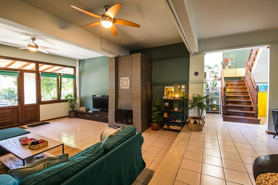 Seating area, fireplace