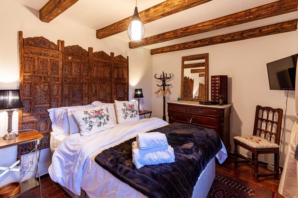 Property building, Living room, Bedroom