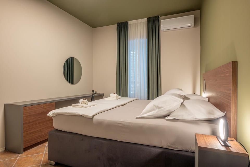 Bed, Bedroom, towels, air conditioner