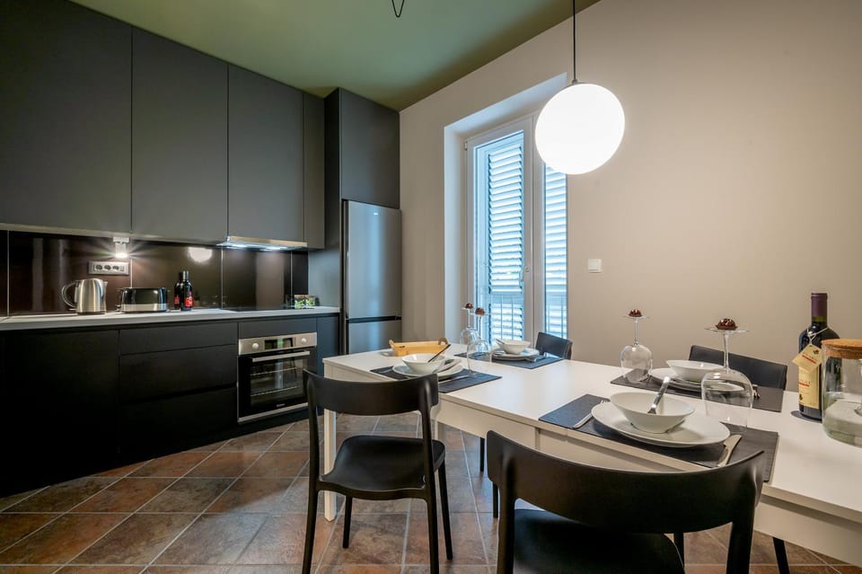 Kitchen or kitchenette, Food and drinks, Dining area, oven, stove