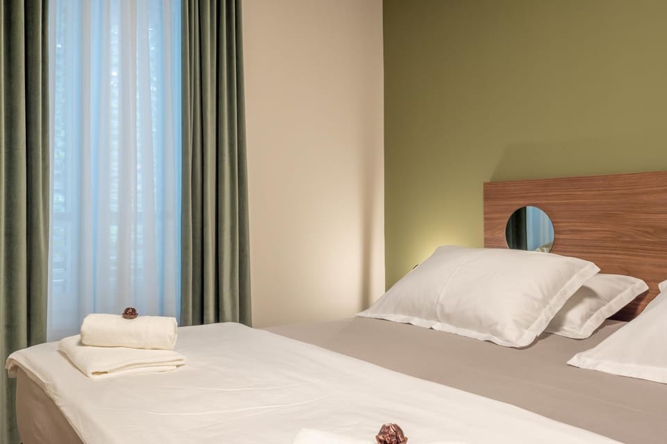 Bed, Bedroom, towels