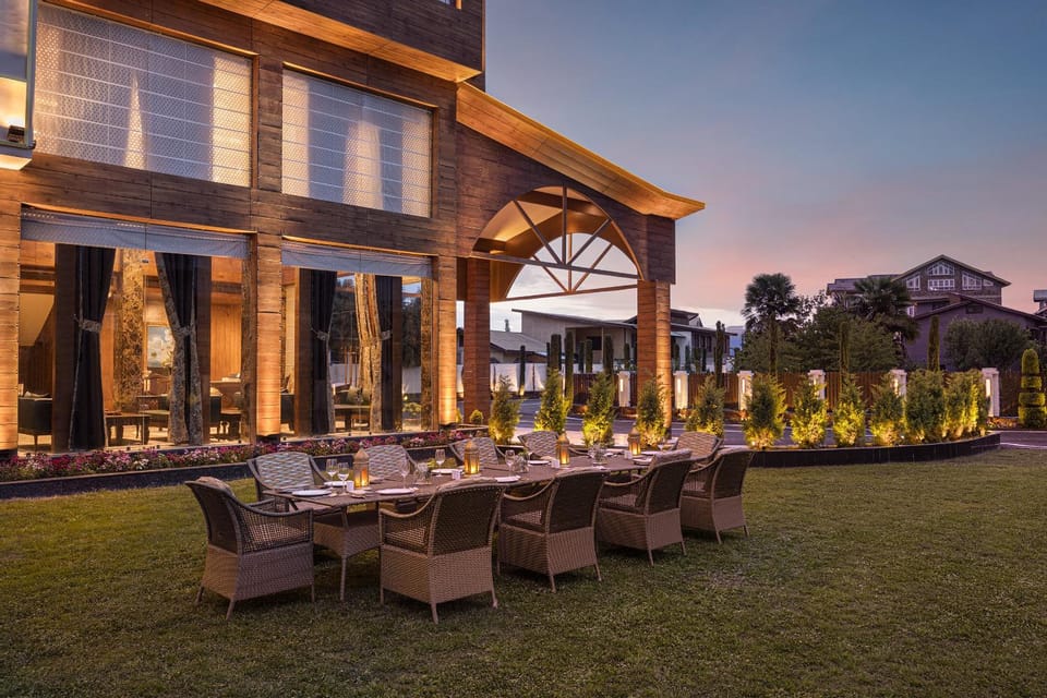 Property building, Restaurant/places to eat, Garden, Seating area, Garden view