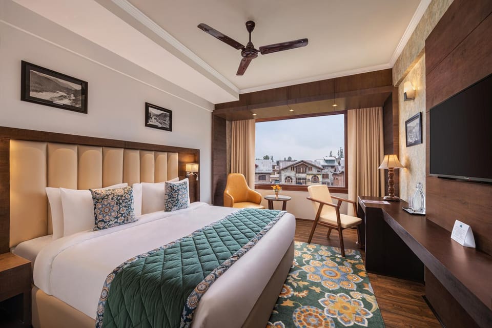 Communal lounge/ TV room, Bed, TV and multimedia, Living room, Photo of the whole room, Seating area, Bedroom, fireplace