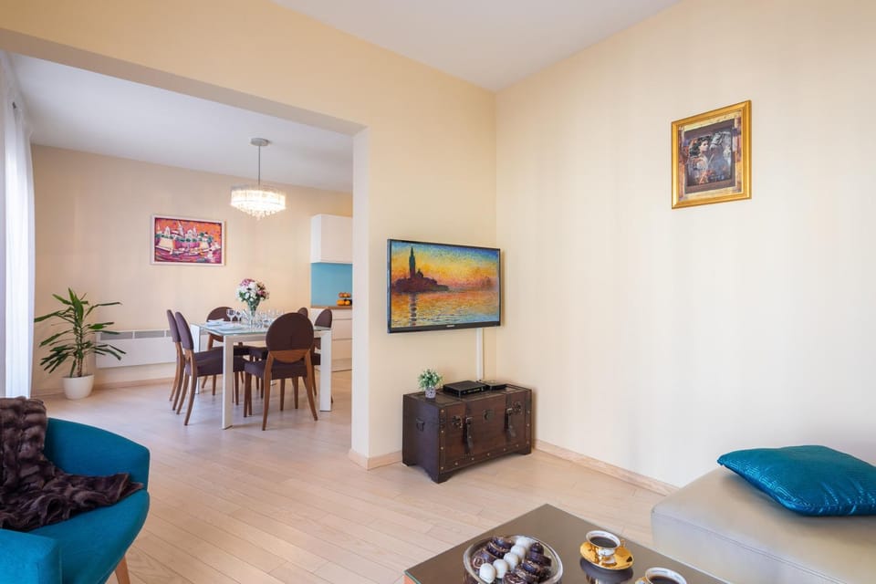 TV and multimedia, Living room, Seating area