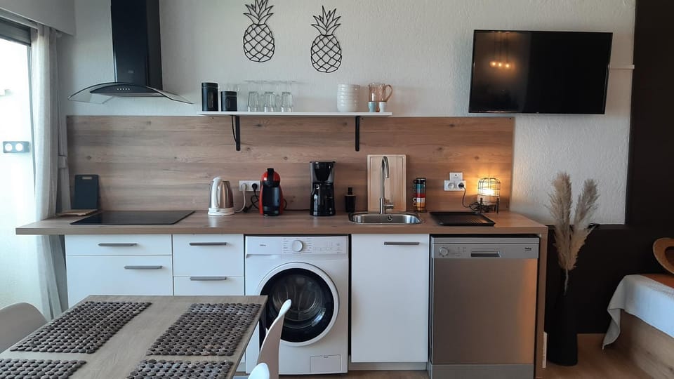 Coffee/tea facilities, Kitchen or kitchenette, dishwasher, minibar, stove, toaster, washing machine