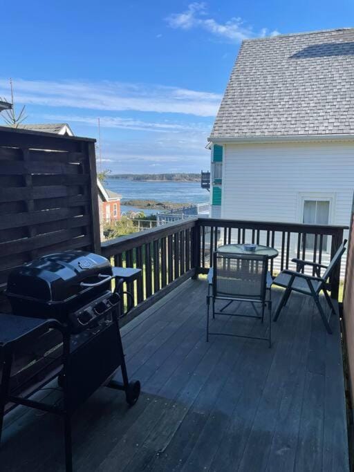 Updated Historic Water St 2 Bdr, 2 Bath apartment. Apartment in Eastport