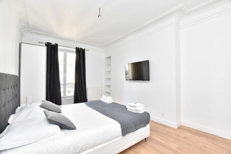 Bed, TV and multimedia, Bedroom