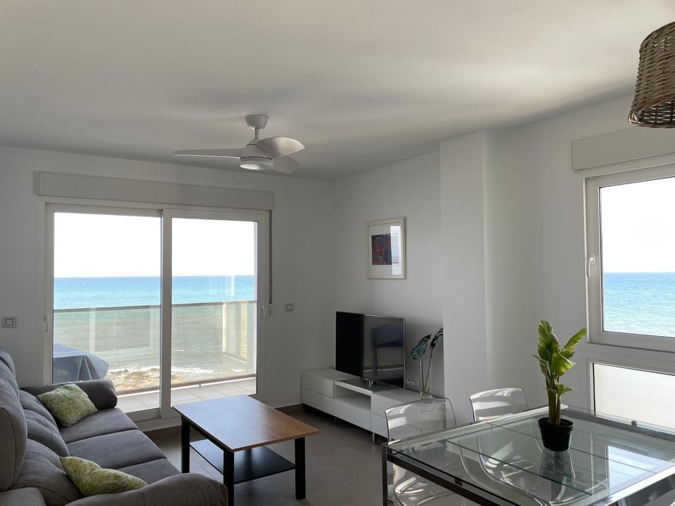 Communal lounge/ TV room, Natural landscape, TV and multimedia, Dining area, Beach, Sea view, fireplace