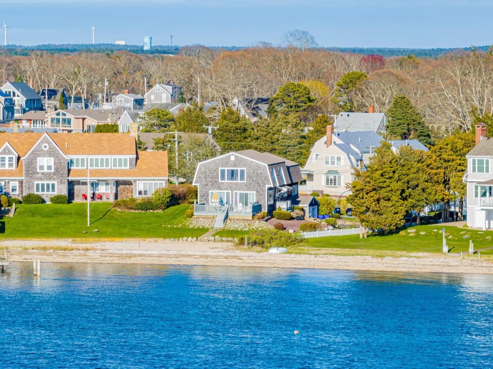 Cape Cod Waterfront with Stunning Views House in Buzzards Bay