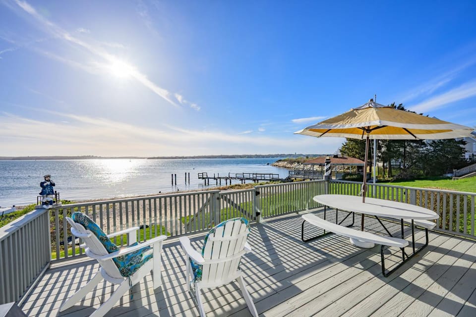 Cape Cod Waterfront with Stunning Views House in Buzzards Bay