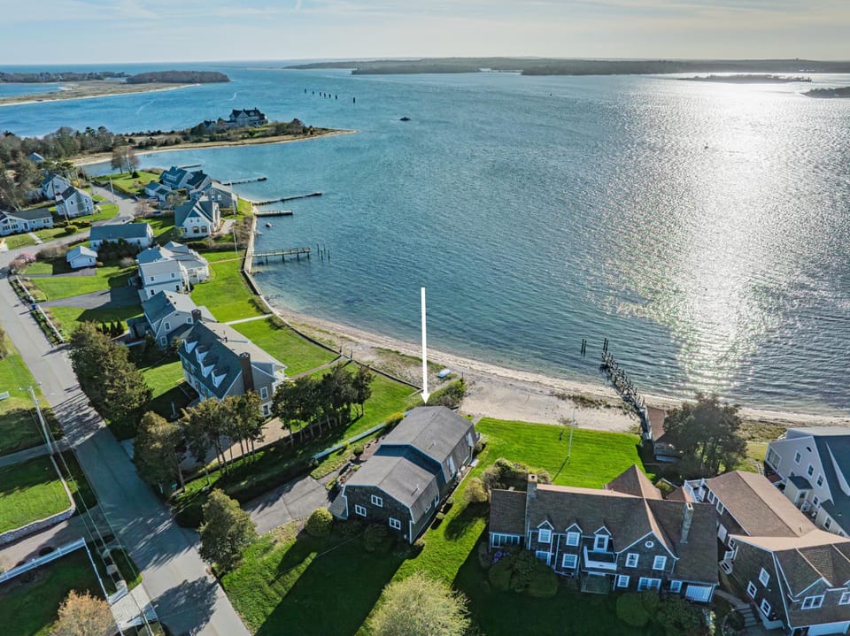 Cape Cod Waterfront with Stunning Views House in Buzzards Bay
