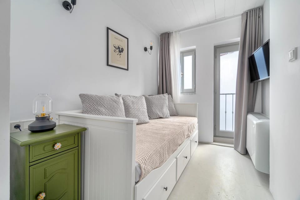 Bed, TV and multimedia, Seating area