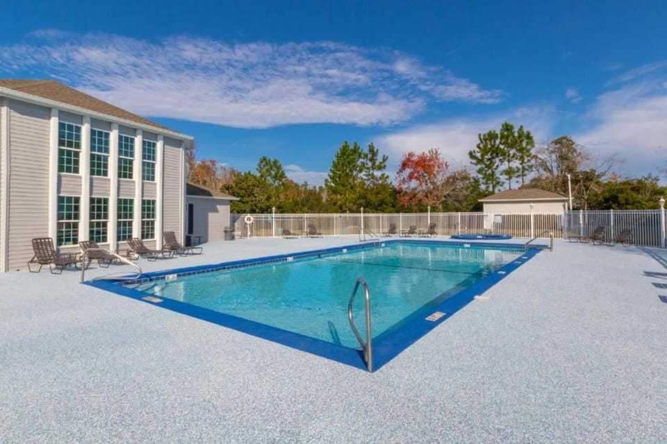 Full Condo w/ Pool & Gym, Sleeps 4 House in Gulf Shores
