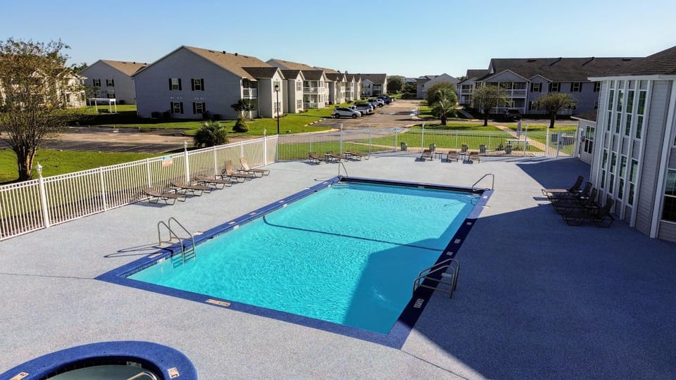2br/2ba Full Condo w/ Pool & Gym, Sleeps 6 House in Gulf Shores