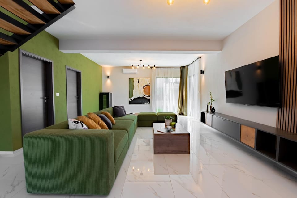 TV and multimedia, Living room, Lounge or bar, Seating area, Evening entertainment