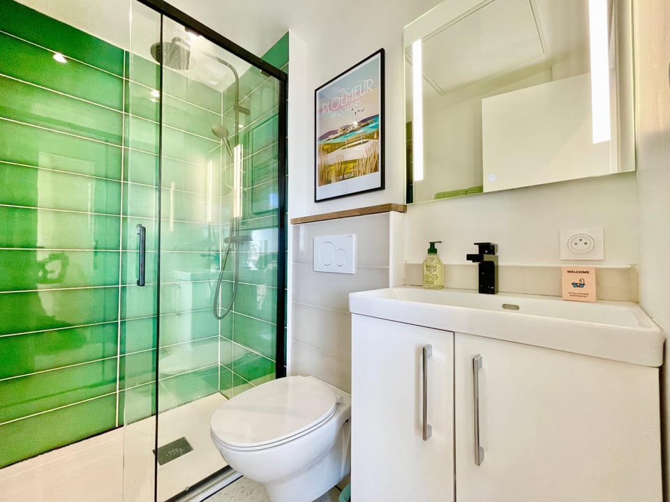 Shower, Toilet, Bathroom, towels