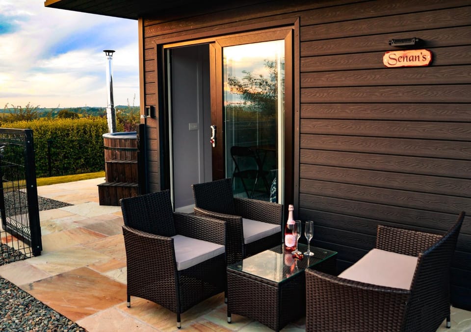Property building, Day, Garden, View (from property/room), Balcony/Terrace, Living room, Seating area, Garden view