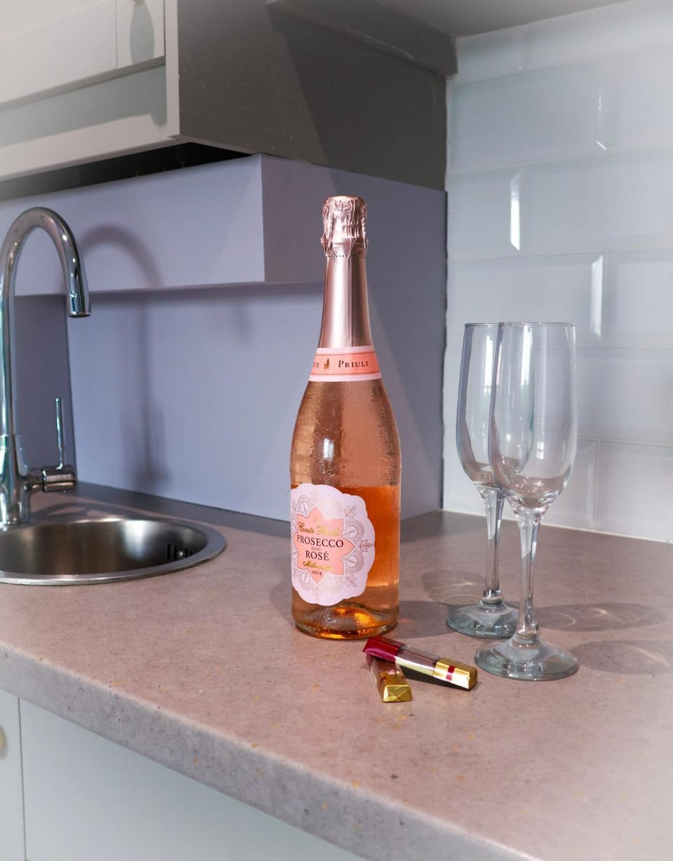 Kitchen or kitchenette, Food and drinks, Alcoholic drinks