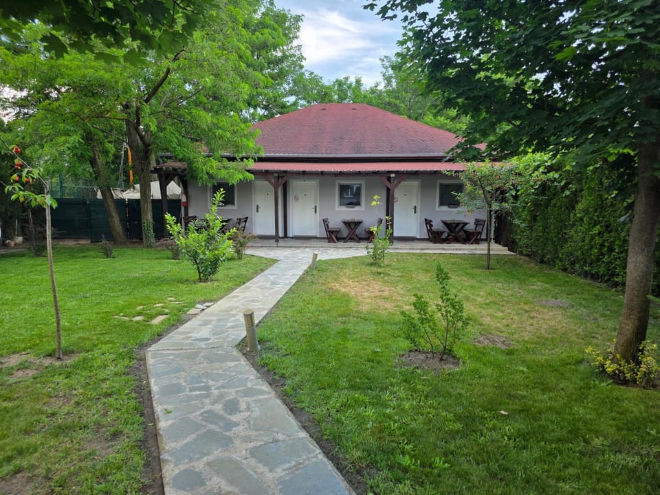 Property building, Day, Garden, Garden view
