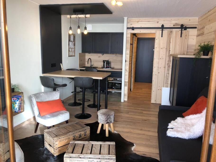 Kitchen or kitchenette, Dining area