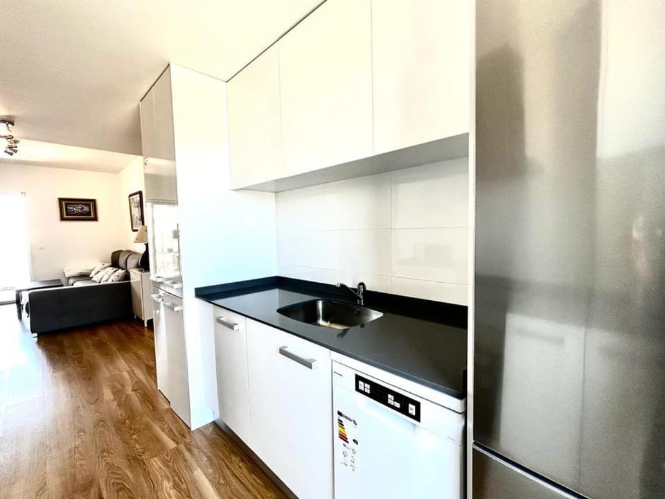 Kitchen or kitchenette, minibar