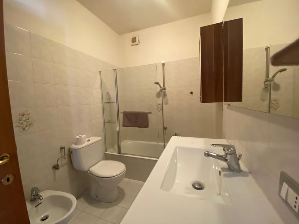 Shower, Toilet, Bathroom, Bath, bidet, towels