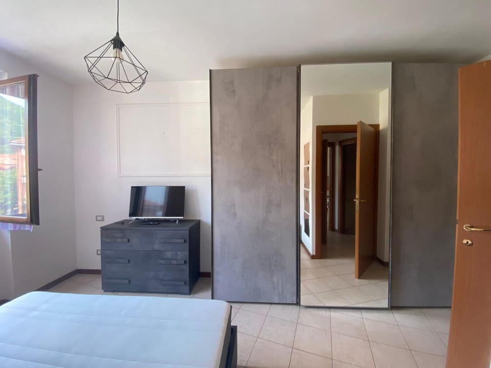 Bed, TV and multimedia, Photo of the whole room, Bedroom, wardrobe