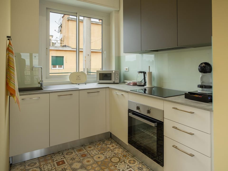 Coffee/tea facilities, Kitchen or kitchenette, dishwasher, oven, stove