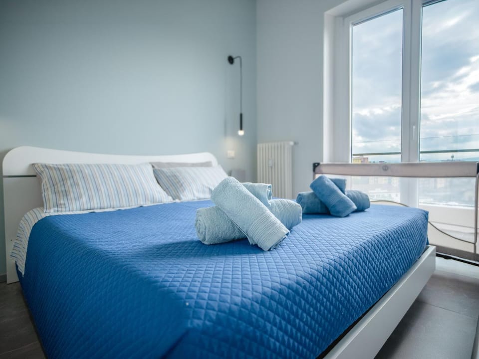 Bed, Photo of the whole room, Bedroom, towels