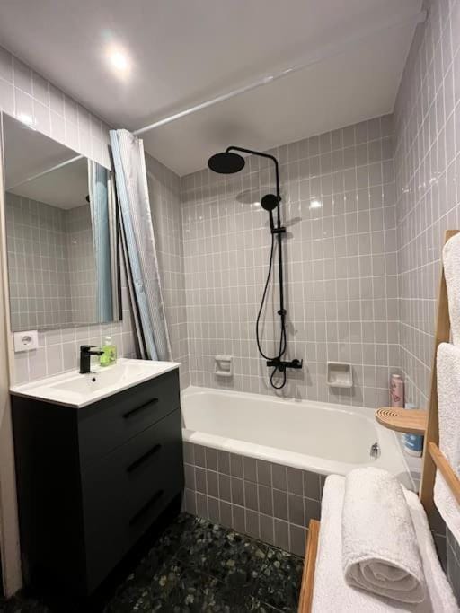 Toilet, Bath, towels