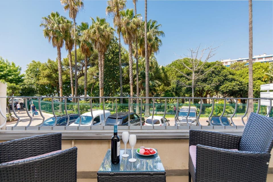 Les 3 Palmiers YourHostHelper Apartment in Cannes