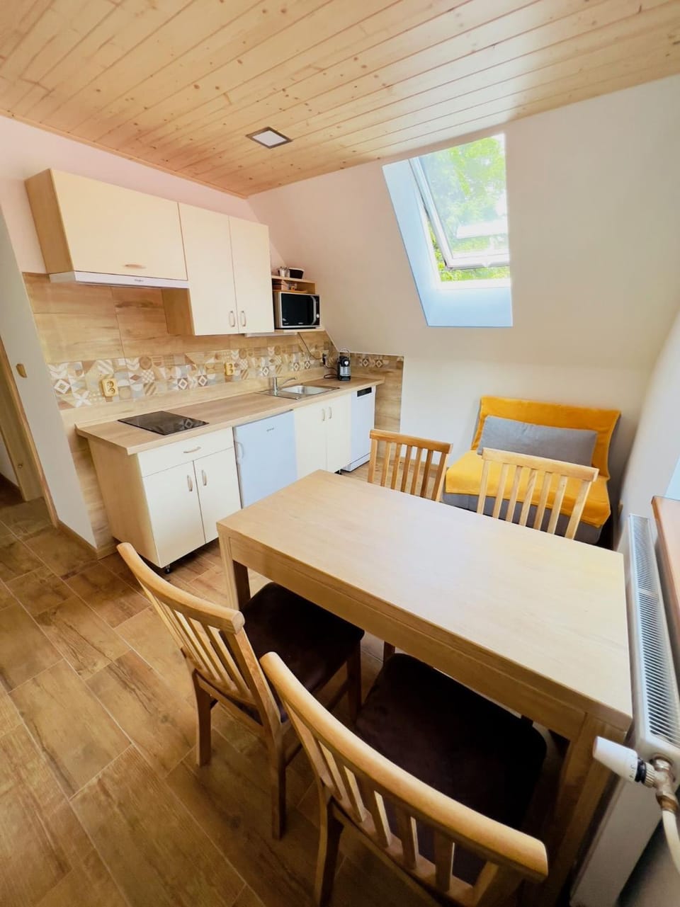 Kitchen or kitchenette, Dining area, minibar, stove