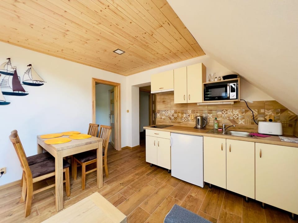 Kitchen or kitchenette, Dining area, minibar, stove, toaster
