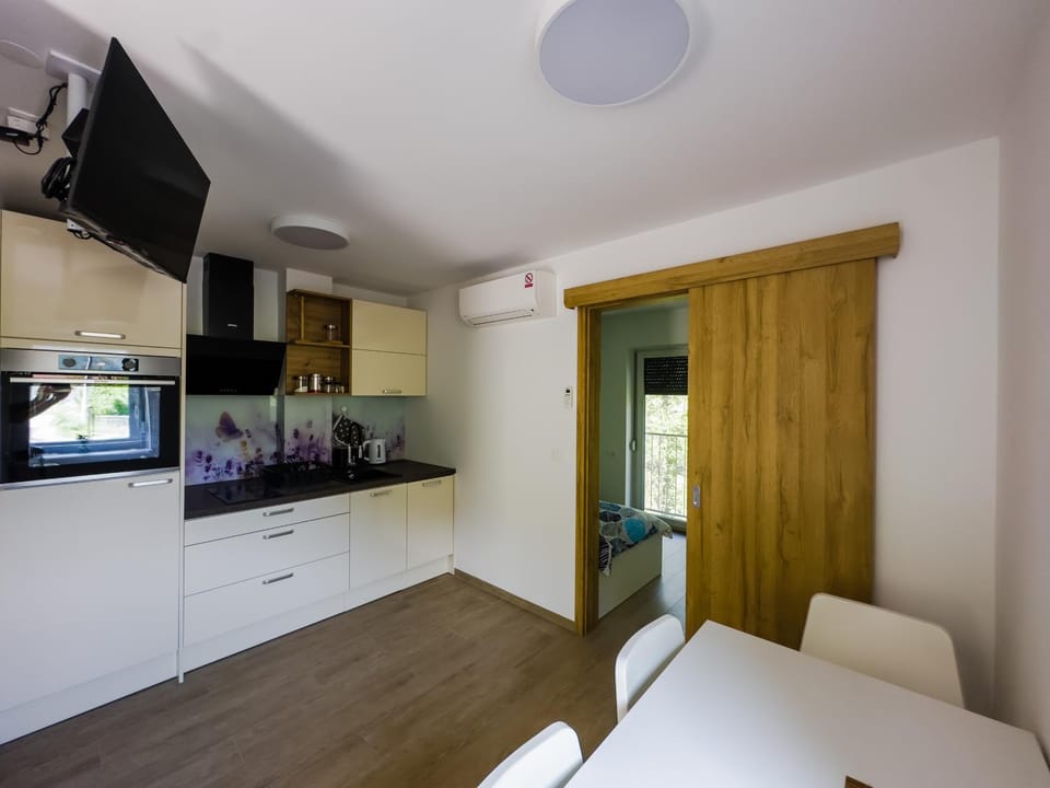 TV and multimedia, Kitchen or kitchenette, Living room, Seating area, Dining area