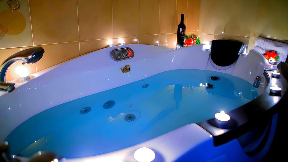 Shower, Hot Tub, Bathroom, Bath, heating, internet, locker, towels