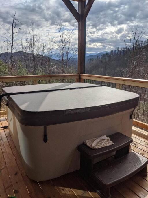 * * 4 Master Bedrooms, Views, Theater, Arcade, EVC Chalet in Gatlinburg