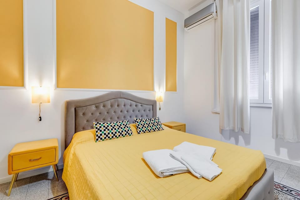 Bed, Bedroom, towels, air conditioner