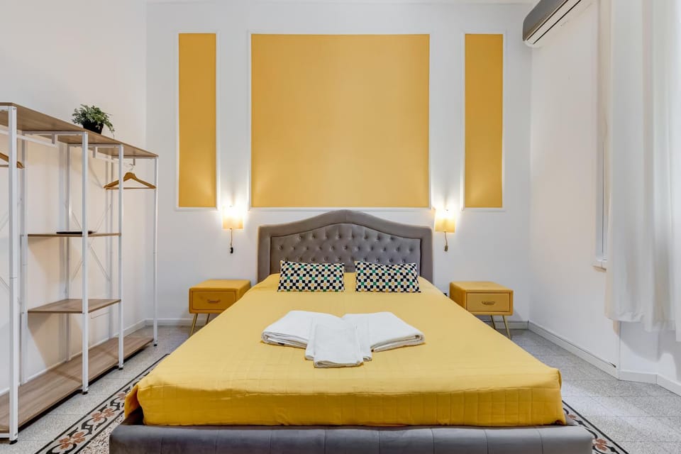 Bed, Bedroom, towels