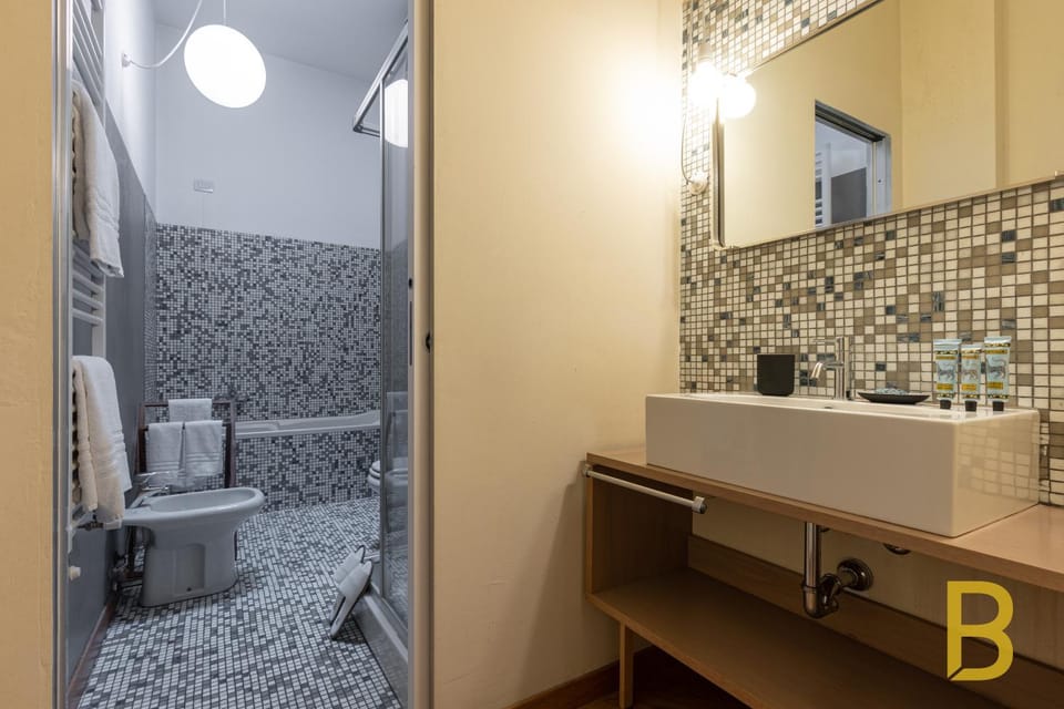 Shower, Toilet, Bathroom, Bath, bidet, towels
