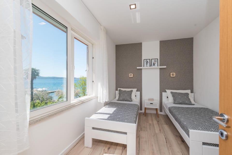 Apartment Tina - Kolovare Beach Apartment in Zadar