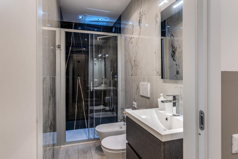 Shower, Toilet, Bathroom, bidet, towels