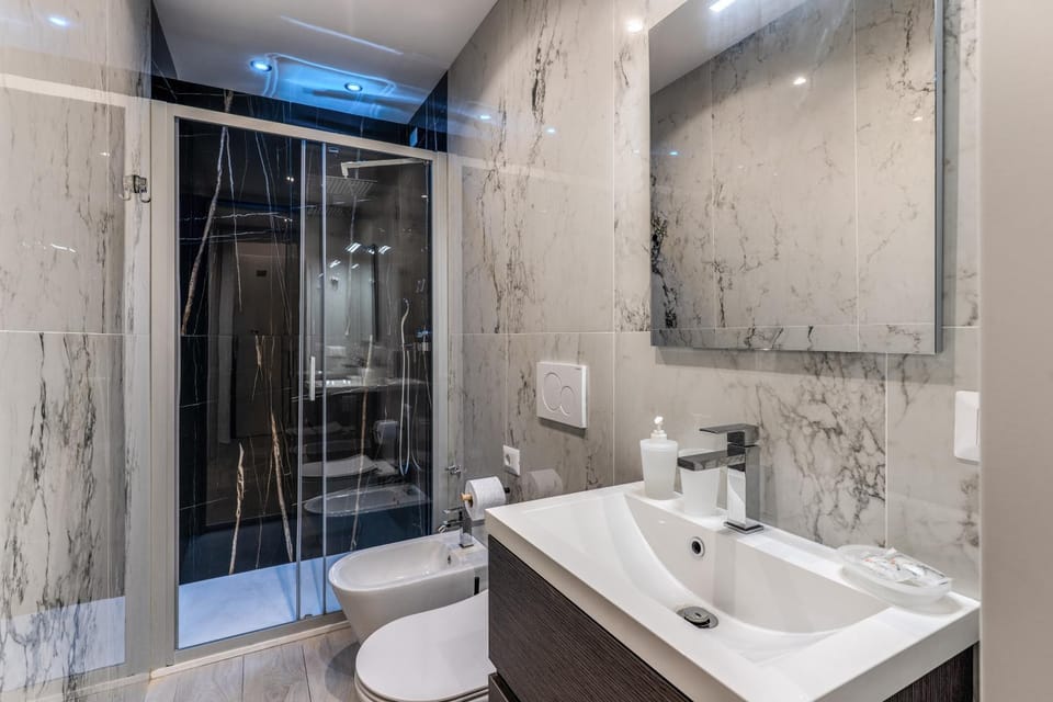 Shower, Toilet, Bathroom, bidet, towels