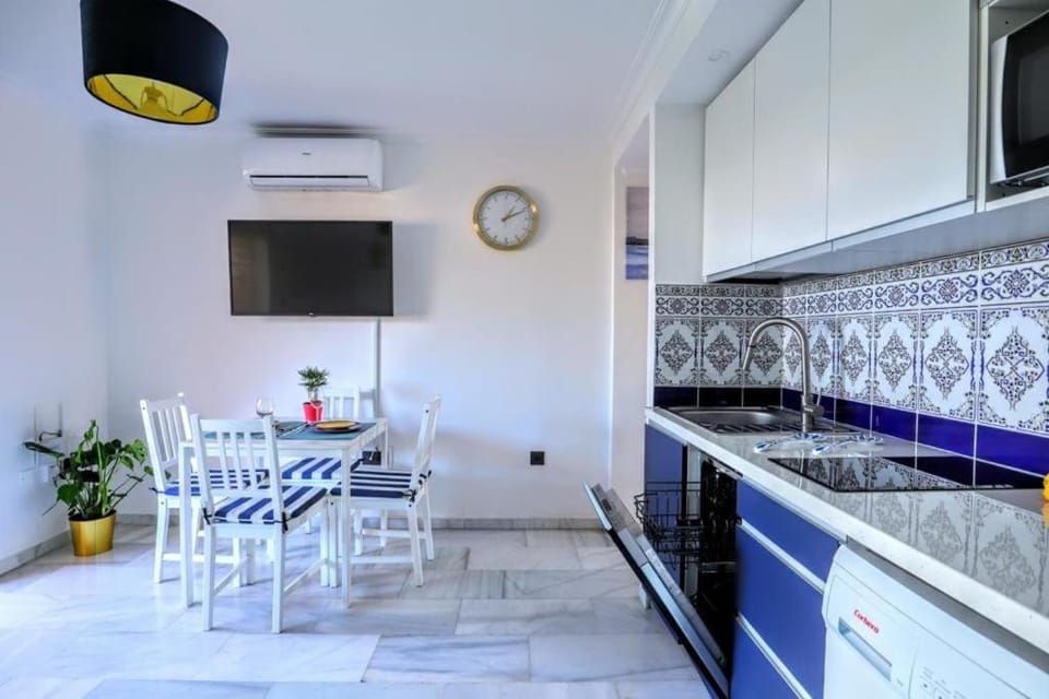 TV and multimedia, Kitchen or kitchenette, Dining area, minibar, stove, air conditioner