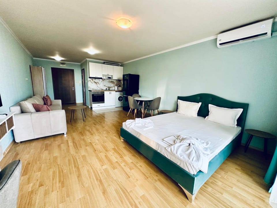 Bed, TV and multimedia, Living room, Photo of the whole room, Seating area, Bedroom, towels, air conditioner