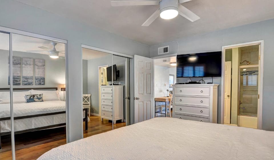 307B Steps from the sand! Freshly Decorated with Harbor Views House in Oceanside