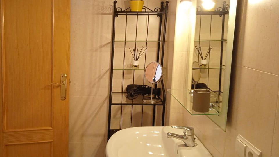 Shower, Spring, Bed, Activities, Winter, Summer, Bathroom, Balcony/Terrace, Beach, Hiking, Animals, Animals, Animals, Autumn, Pets, Pets, Pets, Sports, Entertainment, children, children, children, young children, young children, young children, older children, older children, older children, group of guests, group of guests, group of guests, cot, Family, Family, Family, Parking, microwave, oven, pet friendly, pet friendly, washing machine, elevator