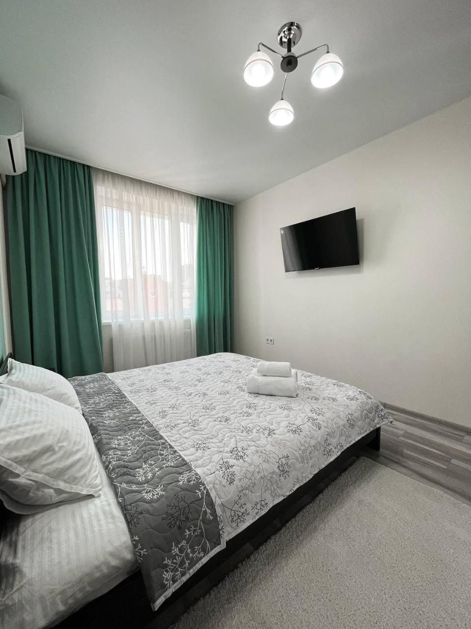 Bed, TV and multimedia, Bedroom