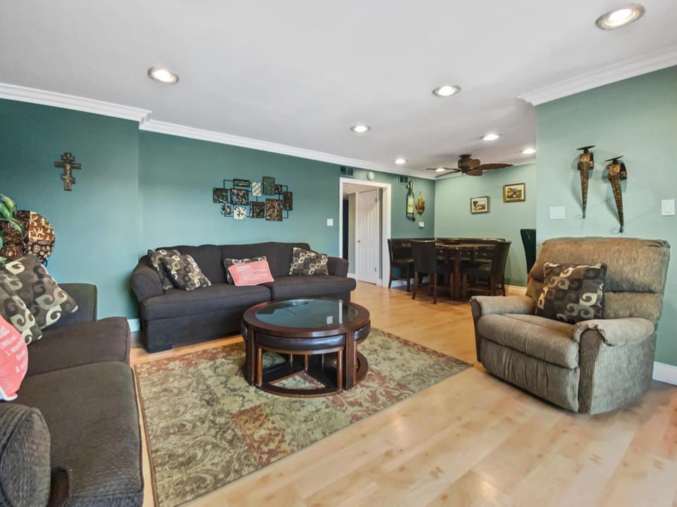 311B Harbor Views and Steps to the Sand House in Oceanside