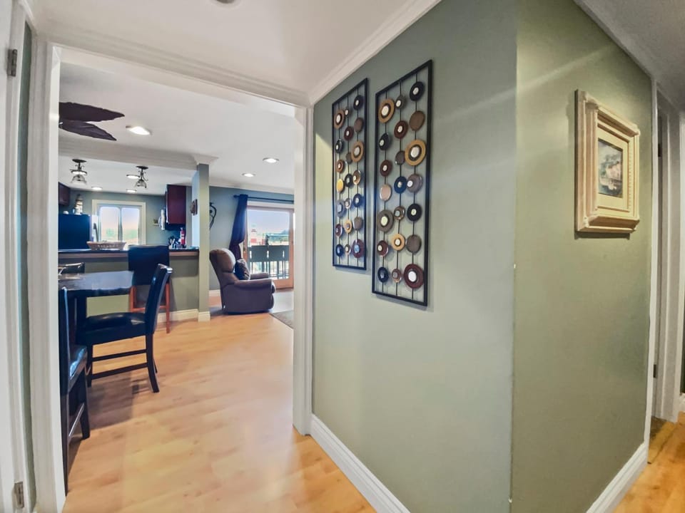 311B Harbor Views and Steps to the Sand House in Oceanside